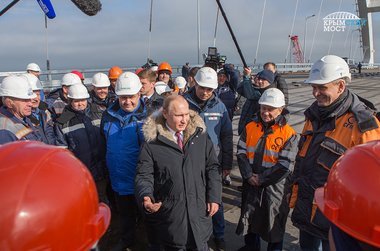 Владимир Путин совершил рабочую поездку на площадку строительства Крымского моста